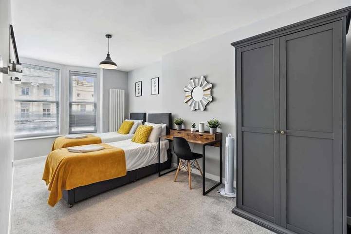 Entire apartment, Beachfront Apartment w/ Pier Views & Fast WiFi in Brighton, Sussex