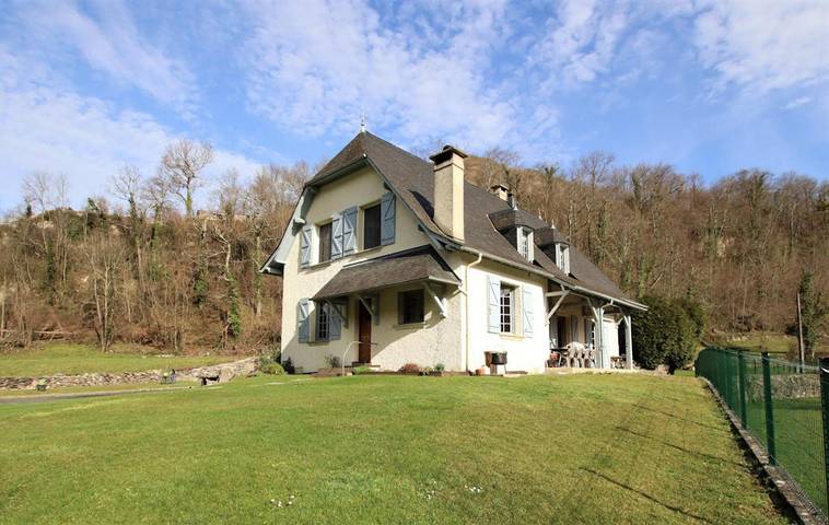 Gîte pour 11 personnes, avec terrasse et jardin à Béost