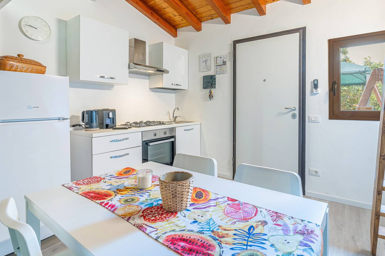Apartamento entero, Apartamento 'La Glicine' con terraza privada, Wi-Fi y aire acondicionado in Siracusa, Provincia de Siracusa