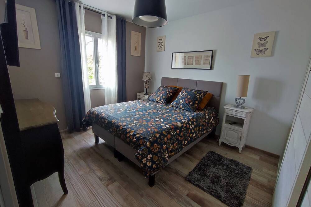 Villa 8 pers, piscine chauffée. Meublé tourisme classé 4 étoiles pour 6 pers. in Millau, Parc naturel régional des Grands Causses