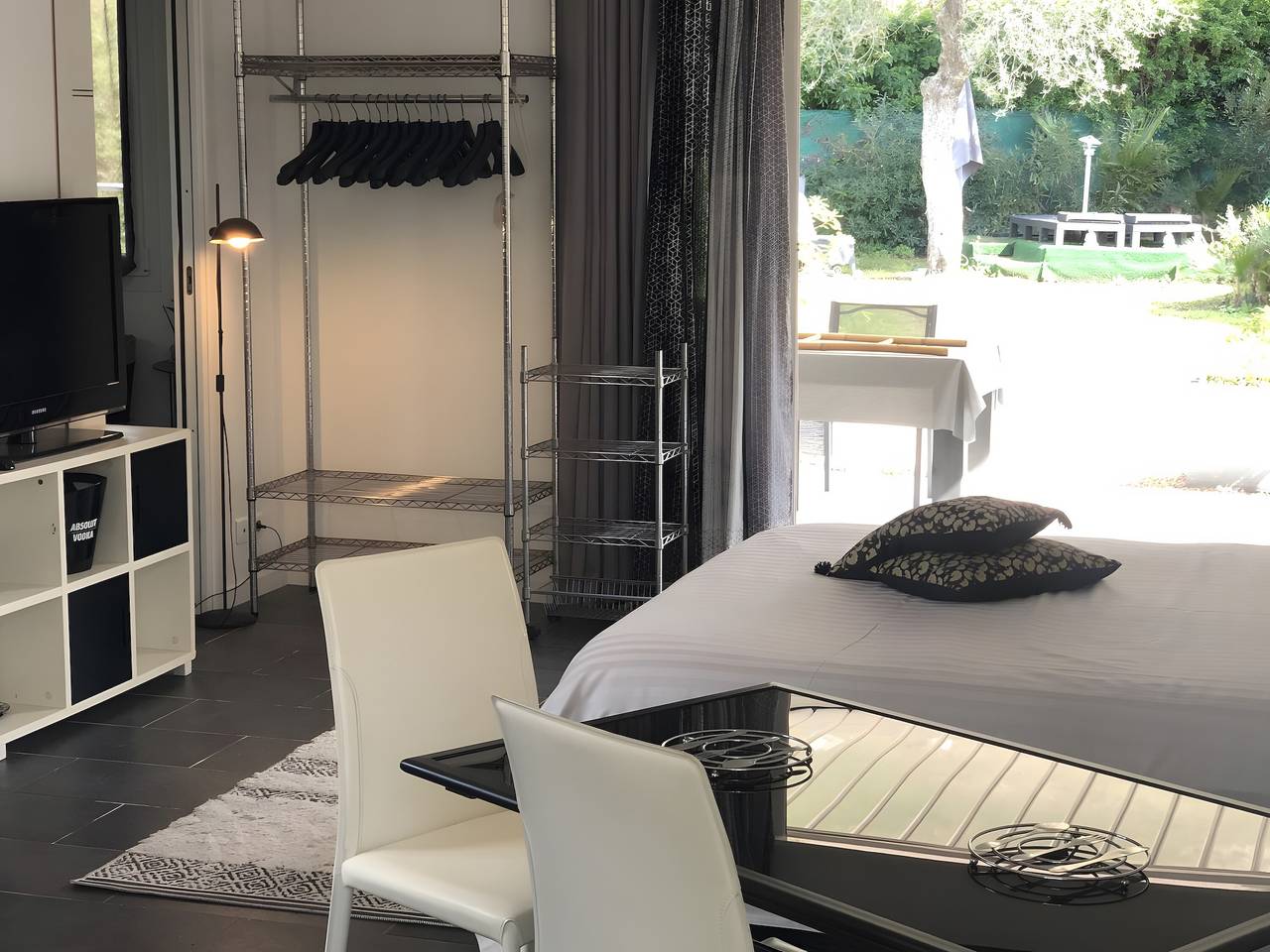 Entire studio, Studio Apartment 'Les Oliviers' with Sea View, Wi-Fi and Air Conditioning in Grosseto-Prugna, Ajaccio region