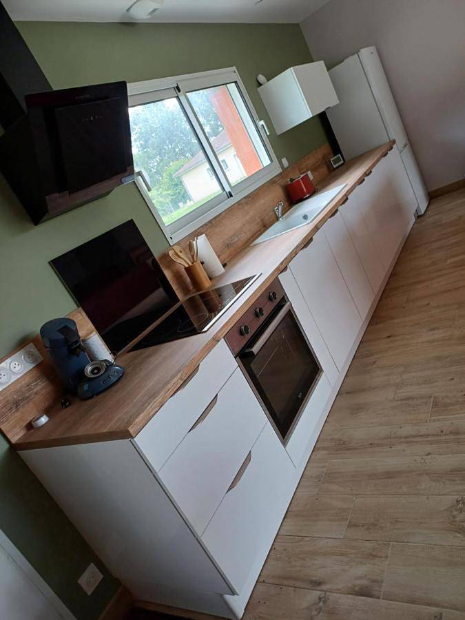 Location de vacances pour 7 personnes, avec vue et jardin ainsi que terrasse et piscine à Chapdeuil - 3