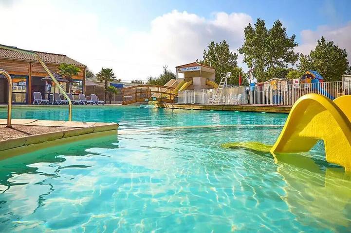 Camping pour 4 personnes, avec terrasse