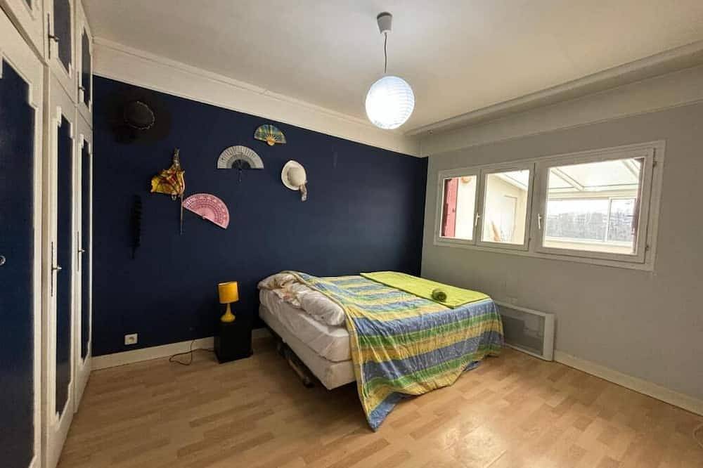 Spacious House for 6-8 Guests | 2 Bathrooms | Easy Access to Paris in Noisy-le-Sec, Seine-Saint-Denis