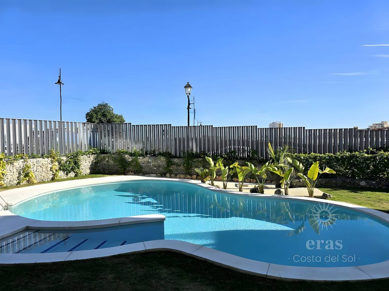 Entire apartment, Elegant Duplex Penthouse Near the Beach – Sea View Terrace, Pool & Solarium in Los Pacos, Fuengirola