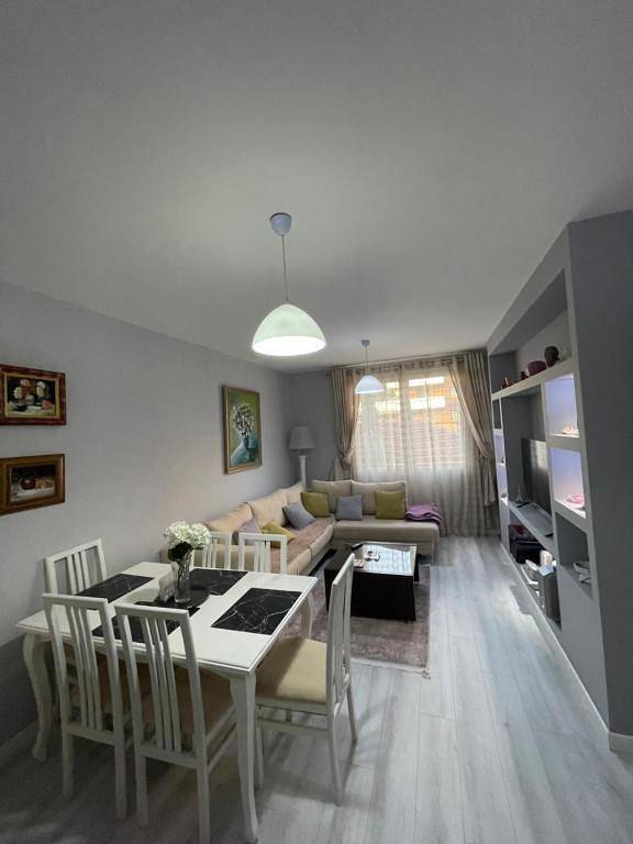Ganze Wohnung, Modernes, gemütliches Apartment, Self Check-in Kostenloses WLAN in Tiranë, Albanien