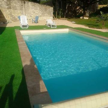 Gîte pour 22 personnes, avec terrasse ainsi que jardin et piscine à Lémeré