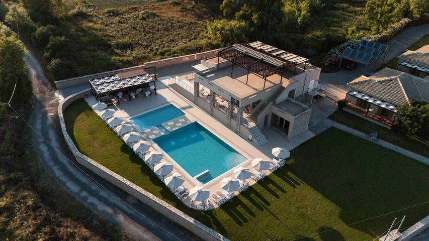 Hôtel pour 3 personnes, avec Balcon et Terrasse ainsi que Jardin et Piscine