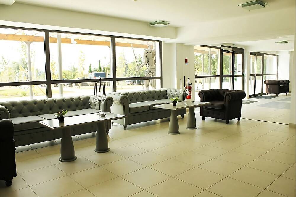 Spacious Unit Close to Cezanne's Studio! Pets are Allowed, with Free Parking! in Éguilles, Mediterranean Coast (France)