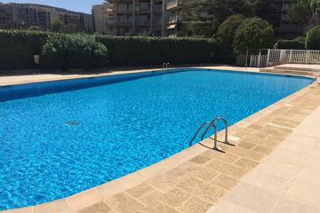 Superbe appartement 2 pièces 4* en rez-de-jardin avec terrasse & grande piscine