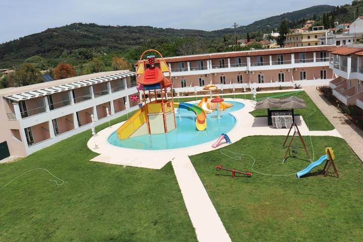 Hôtel pour 3 personnes, avec balcon ainsi que jardin et piscine