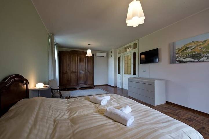 Entire apartment, Divina Commedia apartment in Alba, Langhe