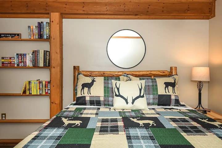 Log cabin for 8 people, with yard and hot tub in Deep Creek Lake