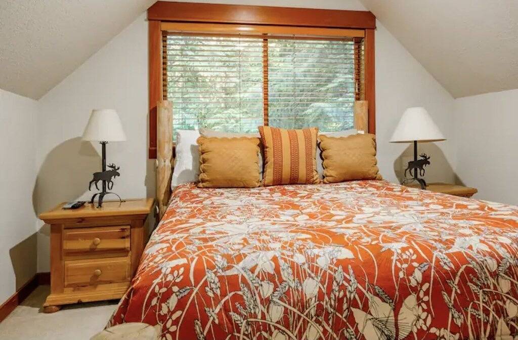 Chalet w/ River Access, Hot Tub, Game Room, Deck in Welches, Mount Hood