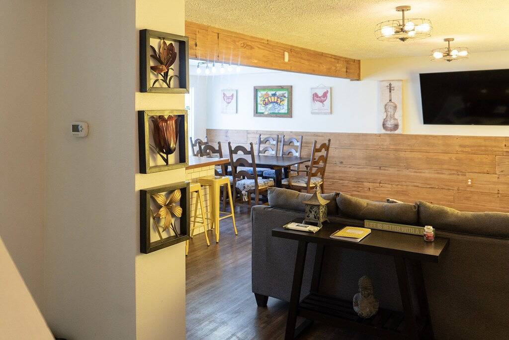 Spacious family home with luxe beds, fenced in back yard, heart of town! in Davenport, Quad Cities