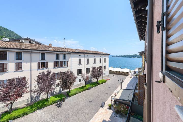 Apartment 'Casa Regina Salò' with Lake View and Wi-Fi