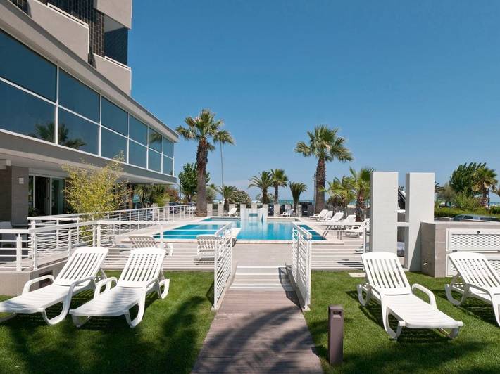 Hôtel pour 3 personnes, avec jardin et bassin pour enfant ainsi que piscine et jacuzzi
