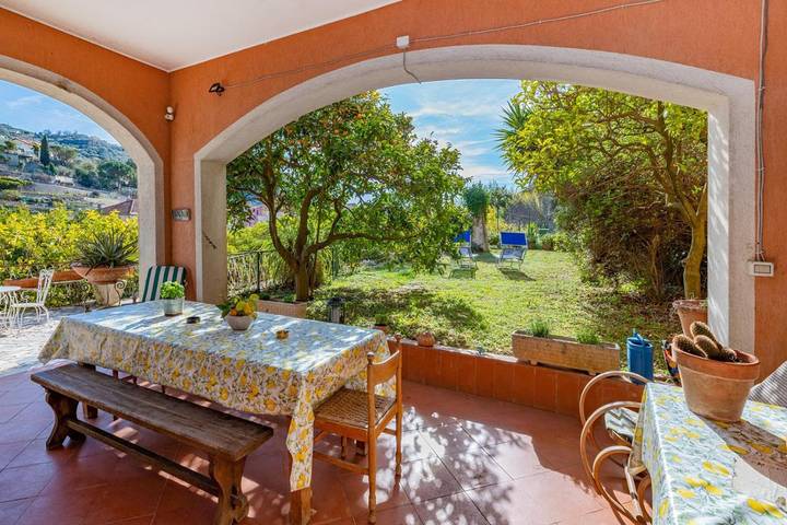 Villa per 7 persone, con Balcone e Terrazza nonché Giardino e Panorama a Comune di Finale Ligure