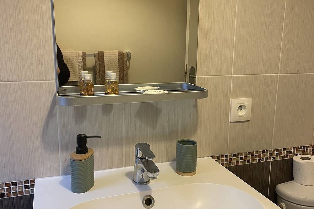Entire apartment, Charming studio located in a landscaped, secure residence with janitor. in Asnières-sur-Seine, Hauts-de-Seine