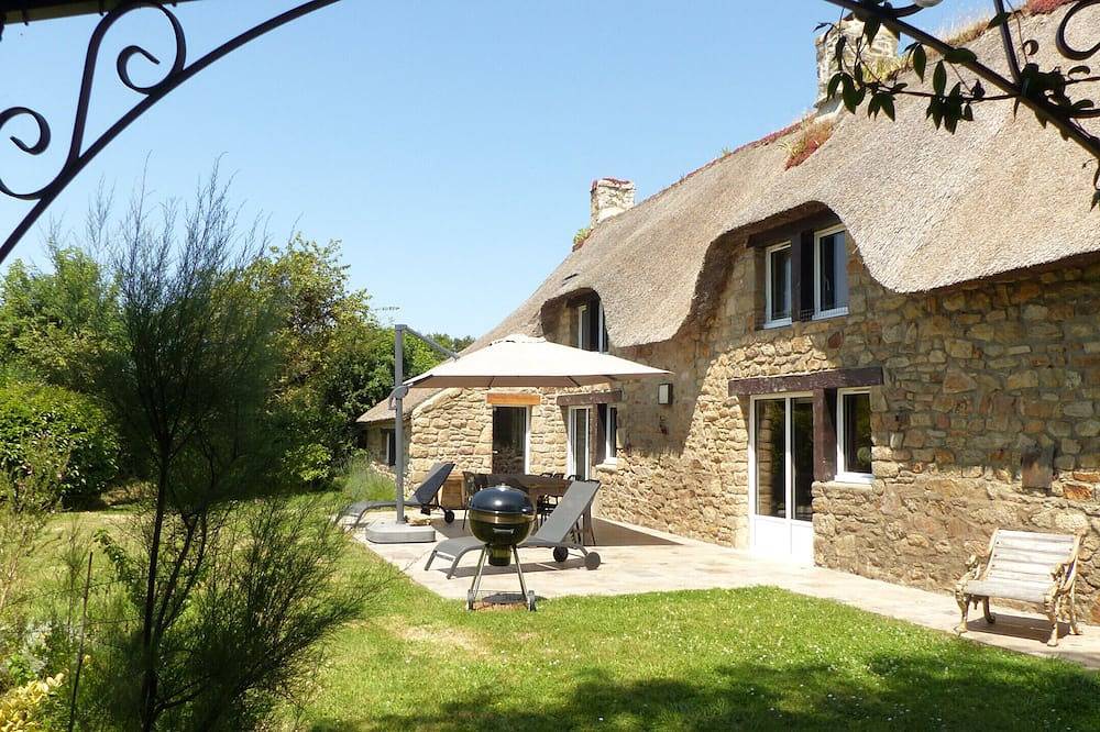 Breton cottage with garden, Gulf of Morbihan in Plougoumelen, Côte des Mégalithes