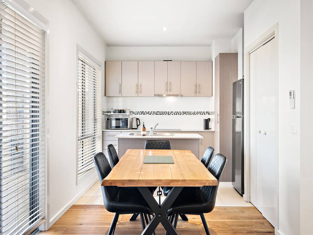 Entire apartment, Bright 2-Bed Flat with Balcony in Kensington in Melbourne, Victoria
