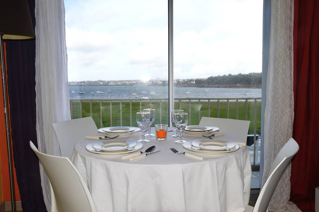 Appartement entier, Appartement « Vue Mer Panoramique » avec vue sur mer, balcon et Wi-Fi in Le Cabellou, Concarneau