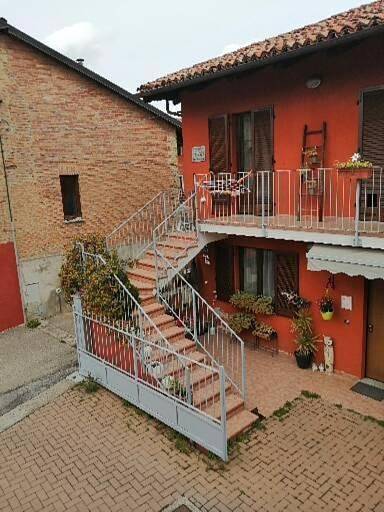 Chambre d’hôte pour 5 personnes, avec Balcon et Terrasse ainsi que Jardin et Vue à Castellinaldo