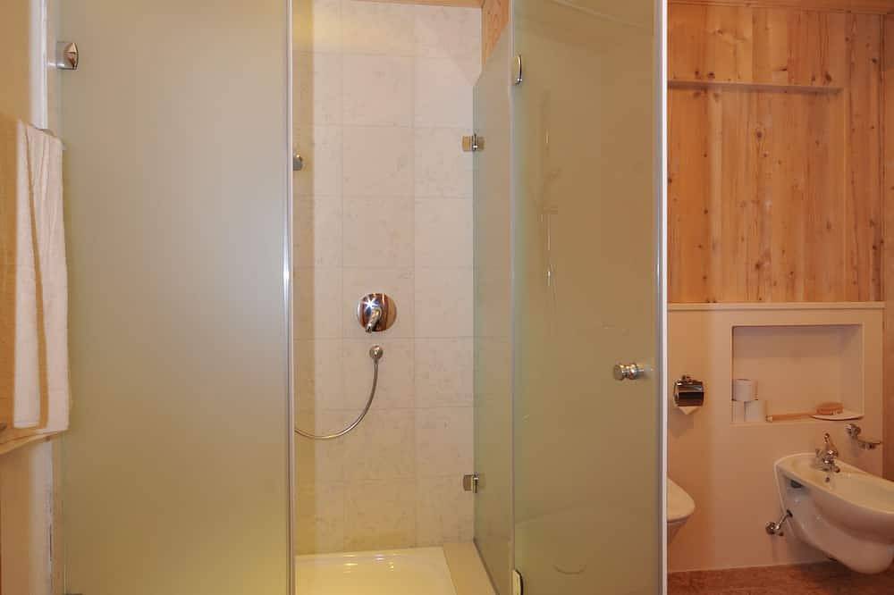 Entire apartment, 2 Emanuela, antique villa with veranda and unique mountain views in Zellberg, Tirolean lowland region