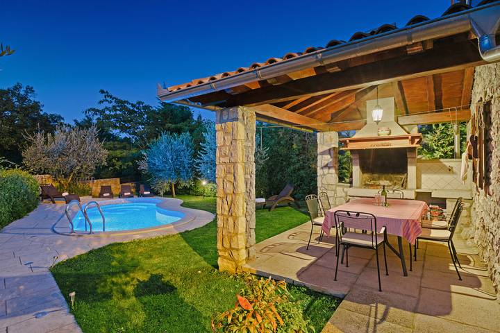Ferienhaus Albino * Garten, privater Pool, Terrasse mit Grill, Wlan in Kršan, Ostküste Istrien