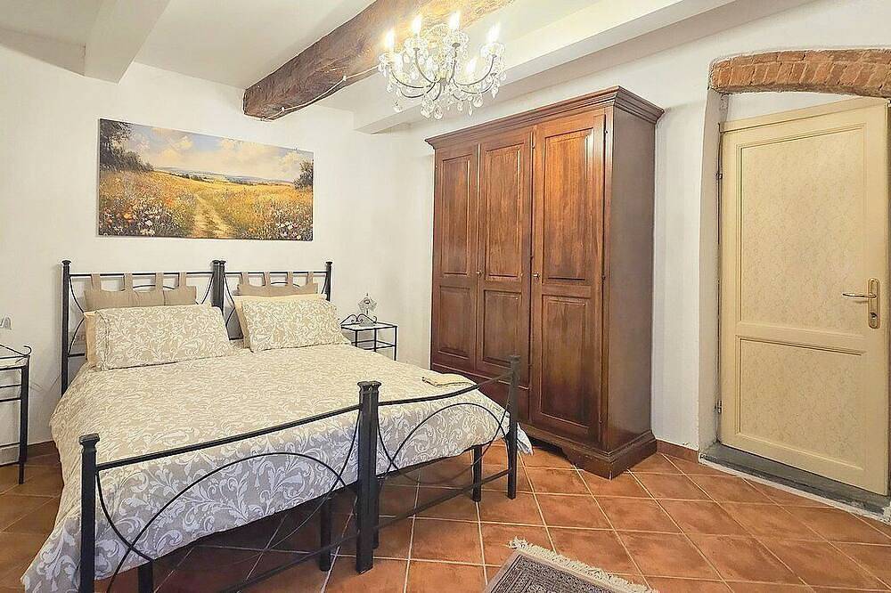 Villa Monasia: A characteristic and welcoming two-story apartment that is part of an ancient country house made of stone, with Free Wi-Fi. in Alberi, Chianti