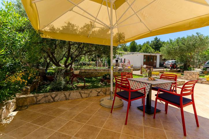 Apartament wakacyjny dla 4 osób, z taras i ogród w Stari Grad