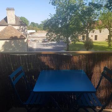 Gîte pour 2 personnes, avec vue ainsi que jardin et terrasse dans Moult