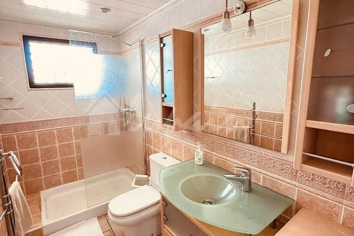 Ganze Wohnung, Spacious 2-bedroom apartment with heated pool, close to the beach in Los Cristianos, Arona