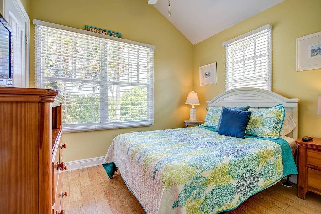 Manatee Bay: Escape to this 2Br Duck Key Villa, Private Patio, Dip Pool & Easy Access to Marathon in Duck Key, Monroe County