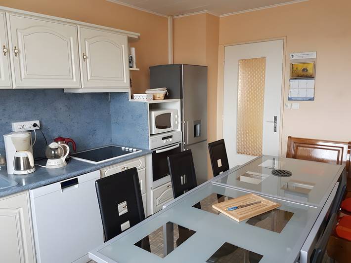 Bed and Breakfast 'Aux Quatre Vents - Chambre Jaune' with Mountain View, Shared Pool and Wi-Fi in Houssen, Colmar region