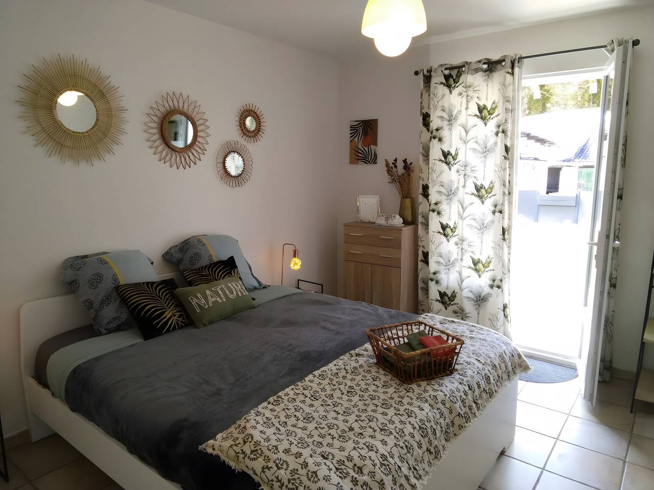 Guest Room 'A L'ombre Des Amandiers - Room 1' with Shared Pool, Communal Garden and Wi-Fi in Saint-Martin-d'Ardèche, Gorges de l’Ardèche