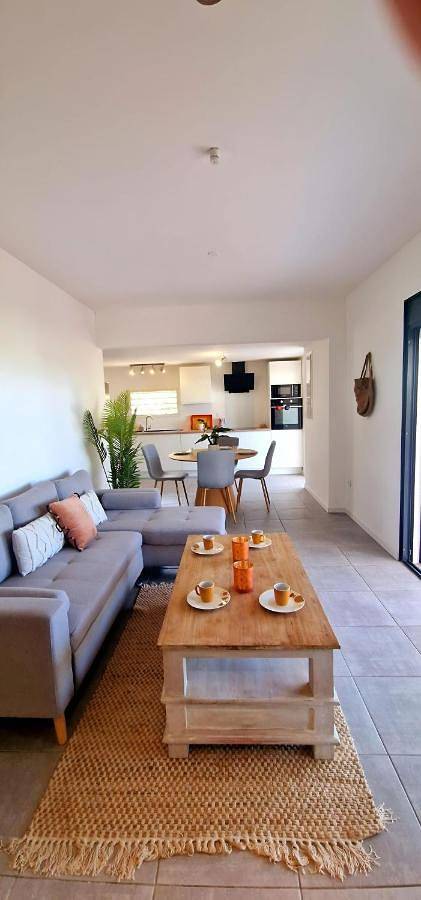 Location de vacances pour 5 personnes, avec jardin ainsi que terrasse et piscine dans Plage de Trou d'eau - 4