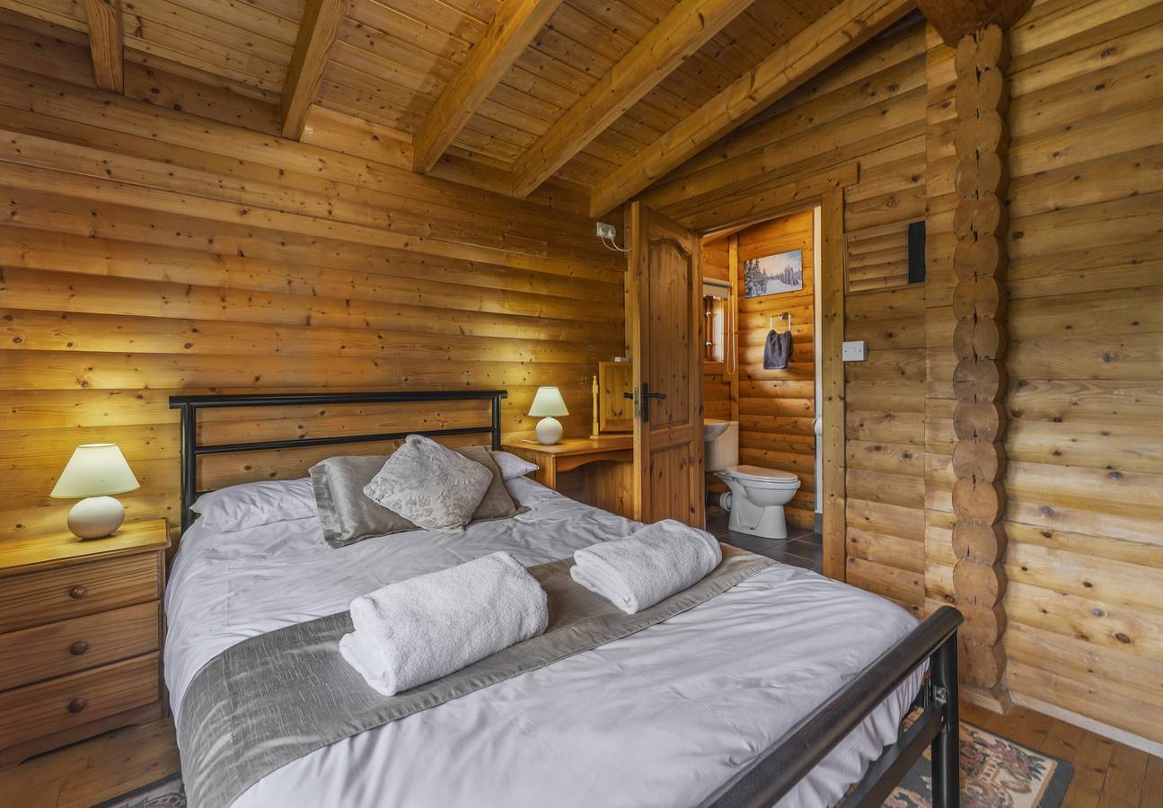 Entire holiday apartment, Cragdhu Log Cabin in Glenshee, Cairngorms National Park