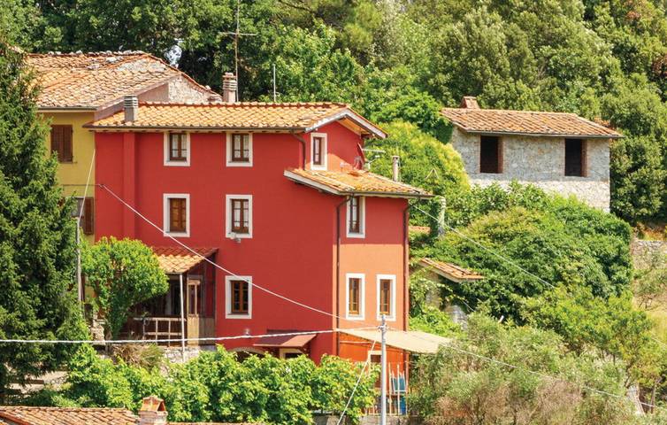 Agriturismo per 10 persone, con giardino, con animali domestici in Versilia