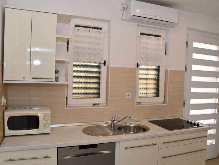 Ganze Wohnung, Ruhige Ferienwohnung mit Terrasse und Garten in Pakostane, Zadar