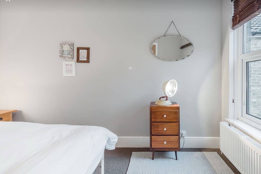 Neptune Cottage Whitstable; 3 bedroom cottage, beautiful garden; 5 mins beach. in Whitstable, Kent