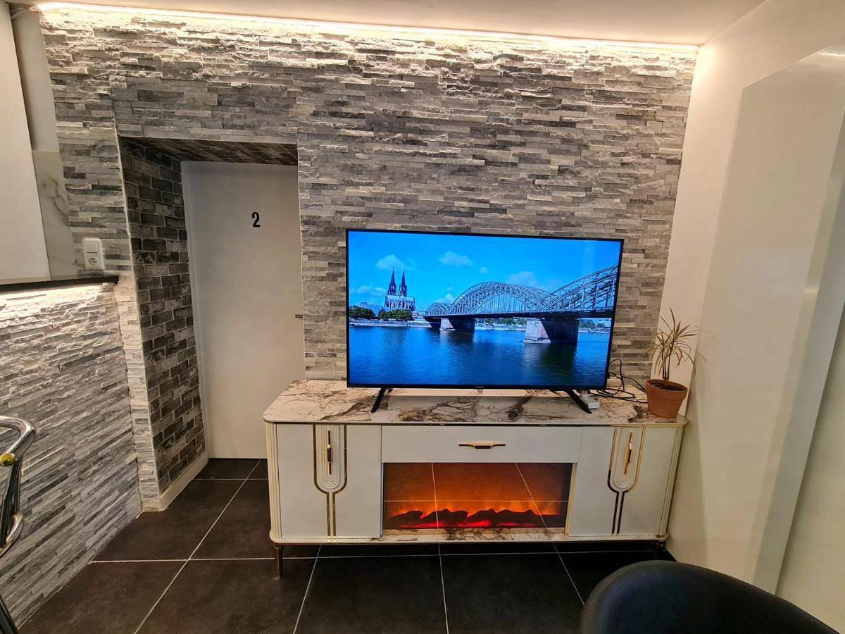Ganze Ferienwohnung, Double Room with Private Bathroom in Chorweiler, Köln