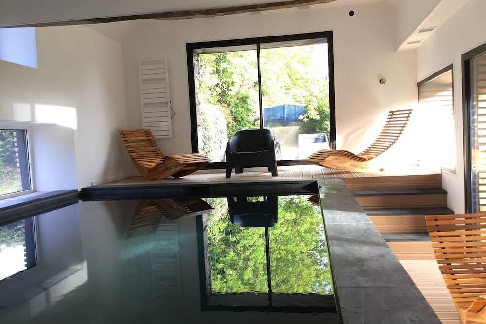 Gîte piscine intérieure chauffée in Confort-Meilars, Région de Quimper