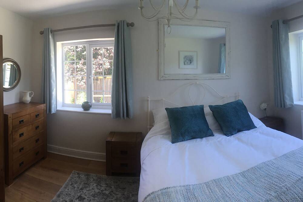 Luxury 3 bed Cottage in pretty New Forest Village perfectly located for beaches in Burley, Hampshire