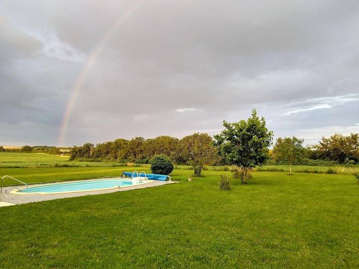 Location de vacances pour 15 personnes, avec vue ainsi que jardin et piscine à Saint-Jean-de-Sauves - 2