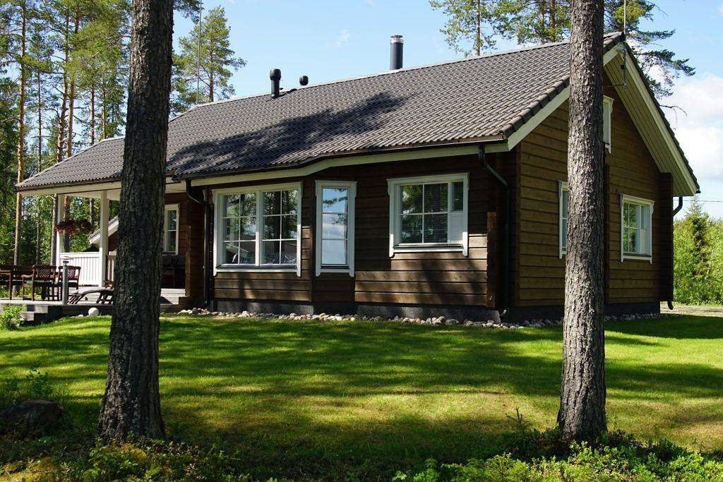 Holiday villa with sauna and garden on the lake in Kainuu