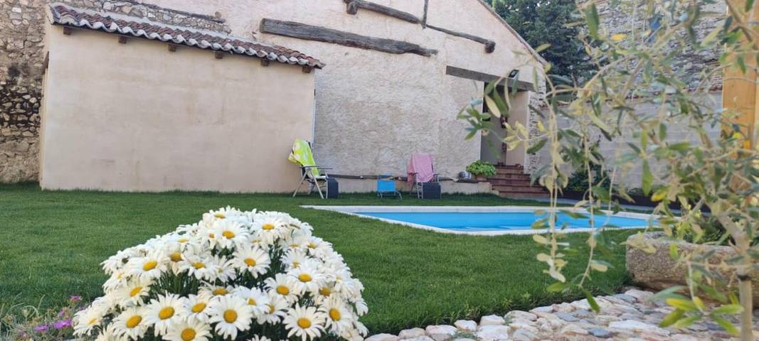 Casa rural para 11 personas, con jardín además de balcón y piscina en Melque de Cercos