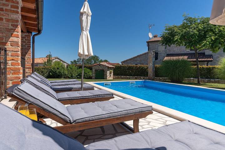 Ferienhaus für 8 Personen, mit Pool und Balkon sowie Garten, kinderfreundlich