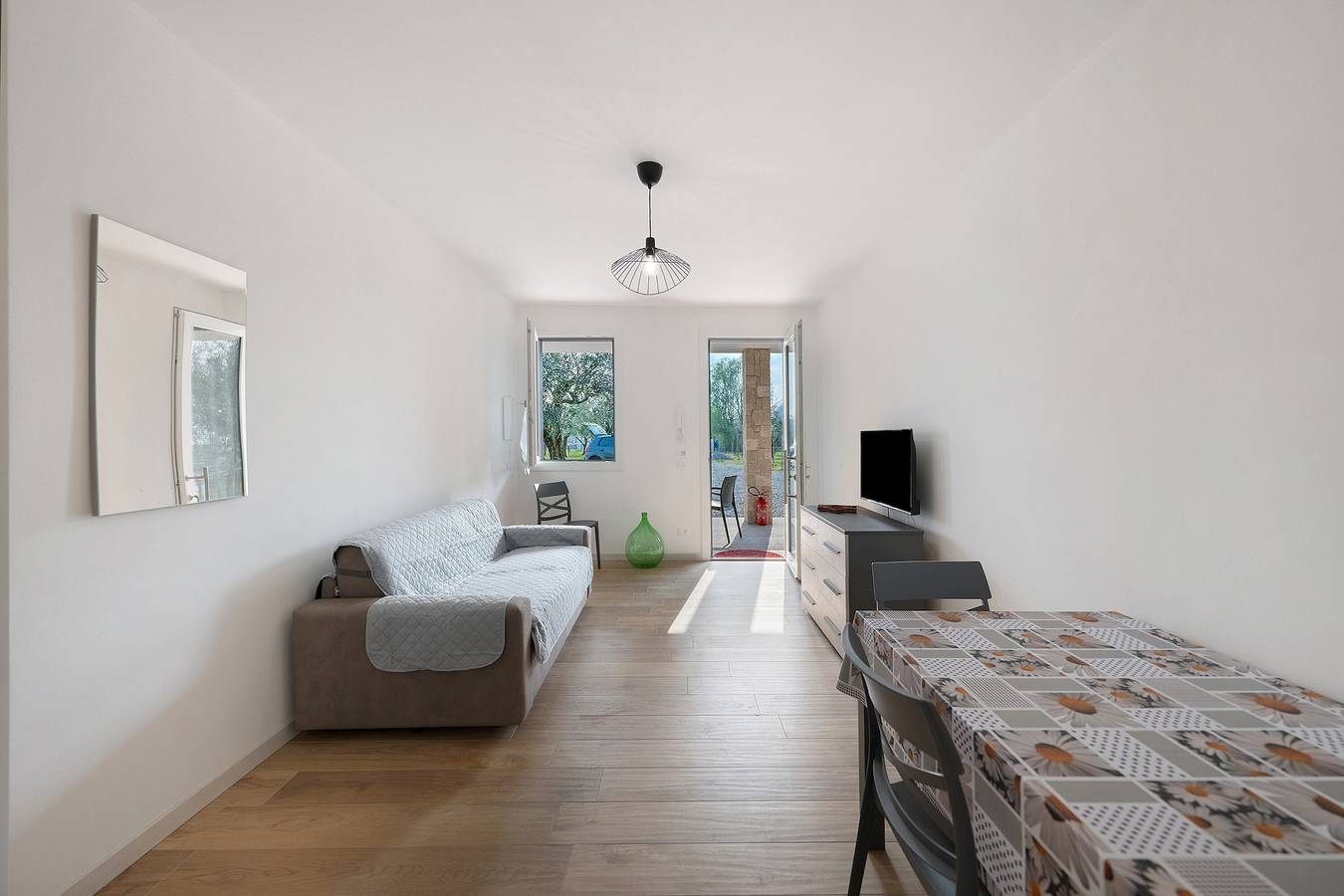 Ganze Wohnung, Apartment 'Margherita' mit privater Terrasse, Gemeinschaftsgarten und Klimaanlage in Bardolino, Gardasee-Berge