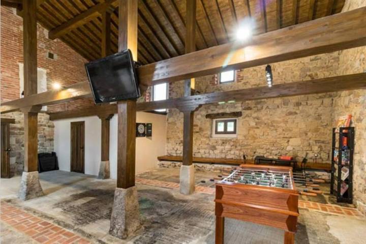 Casa rural para 12 personas, con piscina y jardín además de terraza y vistas en Parque de la Naturaleza de Cabárceno - 2